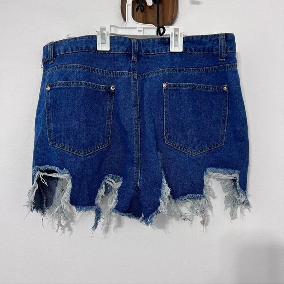 Pretty Little Thing Plus Mid Wash Extreme Thigh Rip Denim Short Distressed - Picture 2 of 6
